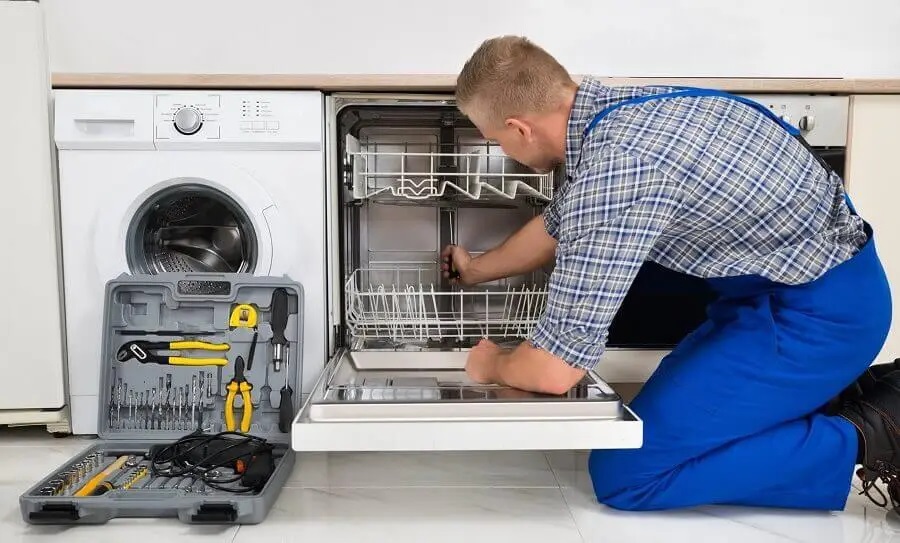 Başiskele Electrolux servisi teknisyen ekibi beyaz eşya tamiri yaparken